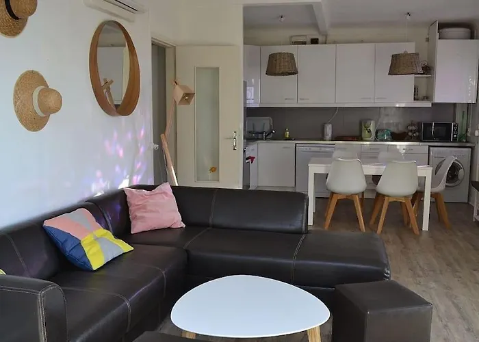 Face A La Avec Terrasse Et Jardin וילה נרבון